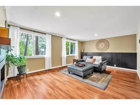 Living - 2897 Timberline Dr, Eugene, OR 97405 photo 1 of 4
