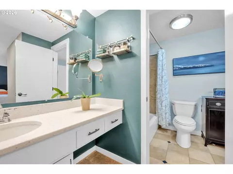 Bath - 2897 Timberline Dr, Eugene, OR 97405 photo 1 of 5