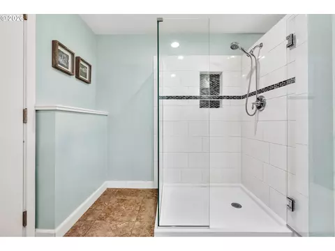 Bath - 2897 Timberline Dr, Eugene, OR 97405 photo 5 of 5