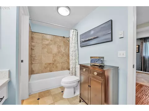 Bath - 2897 Timberline Dr, Eugene, OR 97405 photo 2 of 5