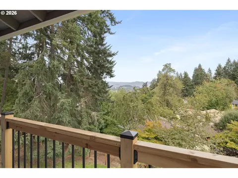 Exterior - 2355 Panorama Dr, Eugene, OR 97405 photo 4 of 9