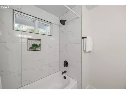 Bath - 2355 Panorama Dr, Eugene, OR 97405 photo 6 of 7
