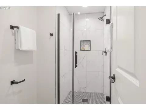 Bath - 2355 Panorama Dr, Eugene, OR 97405 photo 3 of 7