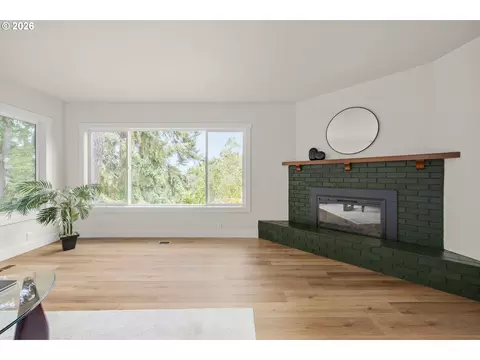 Living - 2355 Panorama Dr, Eugene, OR 97405 photo 8 of 10