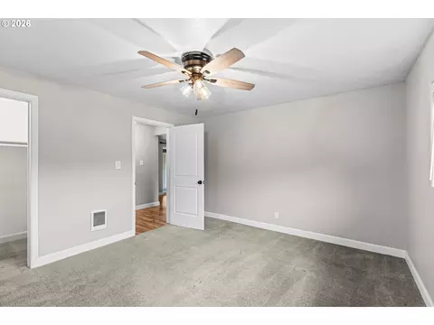 Bedroom - 117 E B Ave, Drain, OR 97435 photo 7 of 7