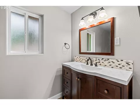 Bath - 117 E B Ave, Drain, OR 97435 photo 1 of 2