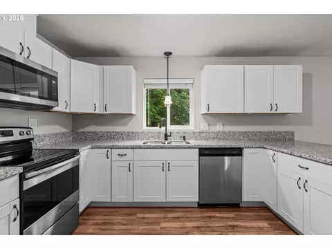 Kitchen - 117 E B Ave, Drain, OR 97435 photo 3 of 5