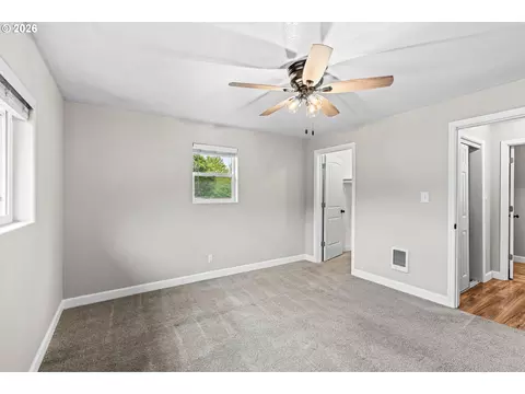 Bedroom - 117 E B Ave, Drain, OR 97435 photo 6 of 7