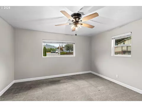 Bedroom - 117 E B Ave, Drain, OR 97435 photo 5 of 7