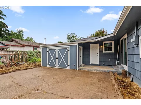 Exterior - 117 E B Ave, Drain, OR 97435 photo 3 of 4