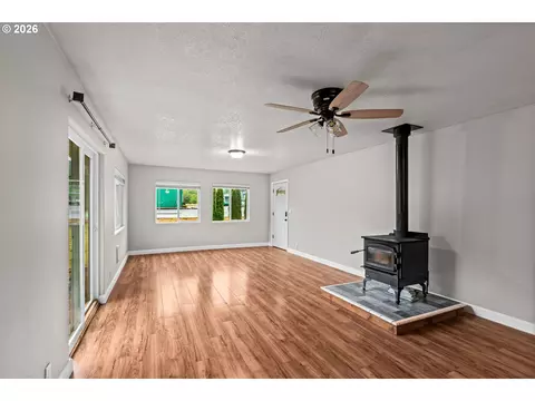 Living - 117 E B Ave, Drain, OR 97435 photo 1 of 6