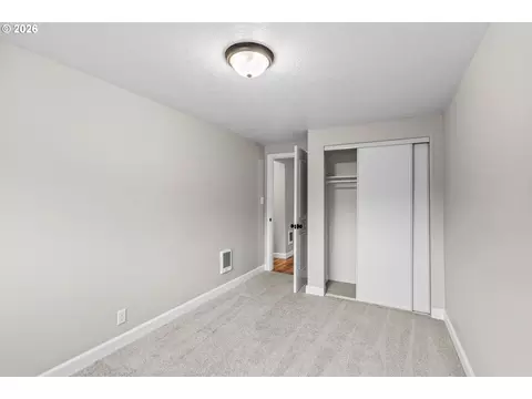 Bedroom - 117 E B Ave, Drain, OR 97435 photo 4 of 7