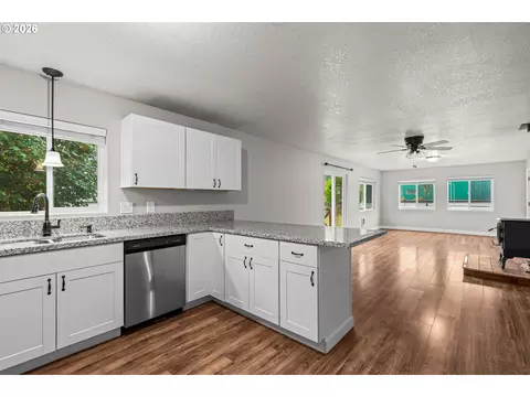 Living - 117 E B Ave, Drain, OR 97435 photo 4 of 6