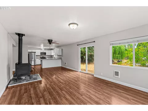 Living - 117 E B Ave, Drain, OR 97435 photo 3 of 6