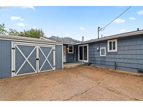 Exterior - 117 E B Ave, Drain, OR 97435 photo 4 of 4