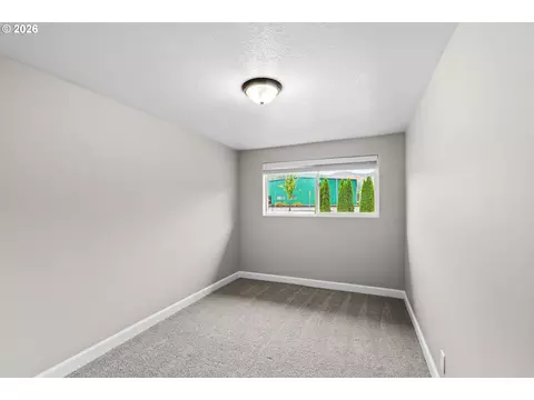 Bedroom - 117 E B Ave, Drain, OR 97435 photo 3 of 7