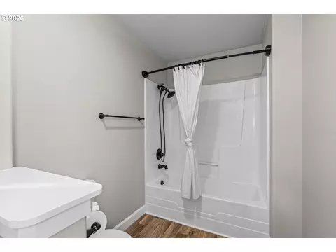 Bath - 117 E B Ave, Drain, OR 97435 photo 2 of 2