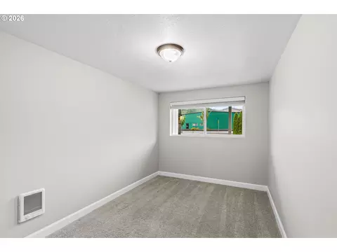 Bedroom - 117 E B Ave, Drain, OR 97435 photo 1 of 7