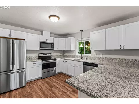Kitchen - 117 E B Ave, Drain, OR 97435 photo 5 of 5