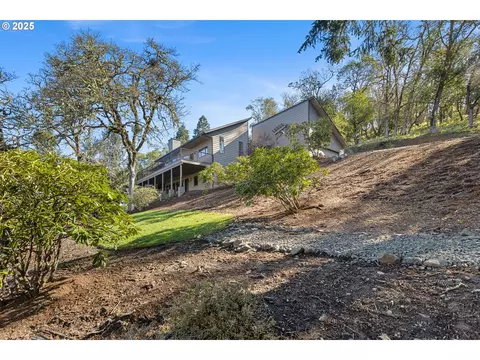 1372 SE Laurel Ct, Roseburg, OR 97470