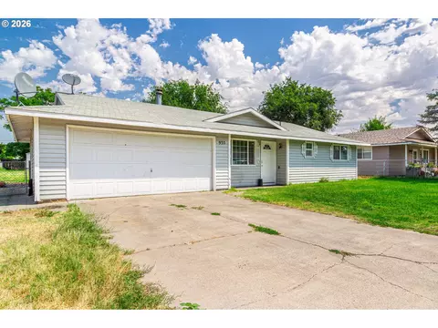 935 E Gladys Ave, Hermiston, OR 97838 photo 2