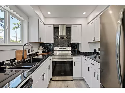 Kitchen - 1510 Wilson St, Eugene, OR 97402 photo 3 of 4