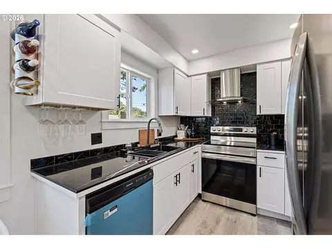 Kitchen - 1510 Wilson St, Eugene, OR 97402 photo 2 of 4