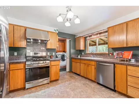 Kitchen - 149930 Kurtz Rd, La Pine, OR 97739 photo 2 of 4