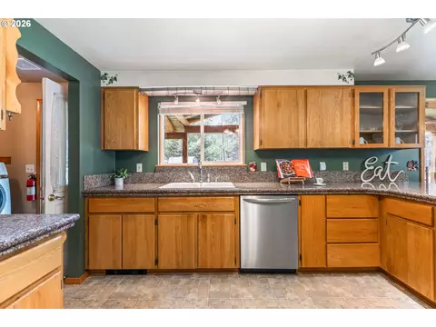 Kitchen - 149930 Kurtz Rd, La Pine, OR 97739 photo 3 of 4