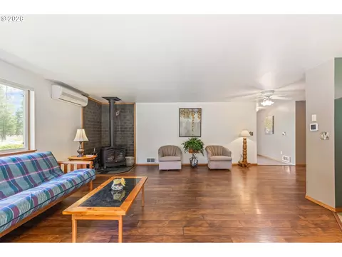 Living - 149930 Kurtz Rd, La Pine, OR 97739 photo 3 of 4