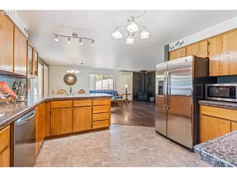 Kitchen - 149930 Kurtz Rd, La Pine, OR 97739 photo 4 of 4