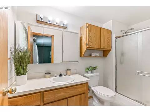 Bath - 149930 Kurtz Rd, La Pine, OR 97739 photo 2 of 2