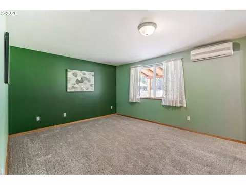 Bedroom - 149930 Kurtz Rd, La Pine, OR 97739 photo 1 of 7