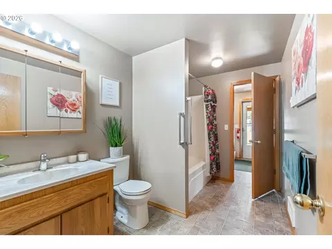 Bath - 149930 Kurtz Rd, La Pine, OR 97739 photo 1 of 2