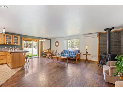 Living - 149930 Kurtz Rd, La Pine, OR 97739 photo 4 of 4