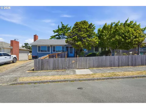 1669 Johnson St, North Bend, OR 97459
