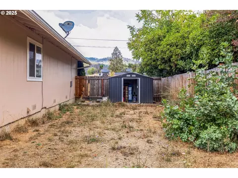Exterior - 663 E 4th Ave, Riddle, OR 97469 photo 4 of 8