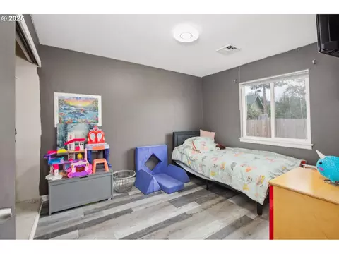 Bedroom - 663 E 4th Ave, Riddle, OR 97469 photo 2 of 10