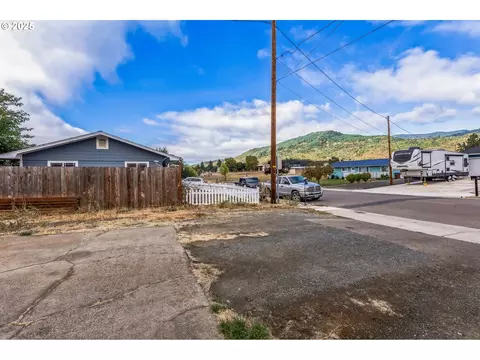 Exterior - 663 E 4th Ave, Riddle, OR 97469 photo 7 of 8