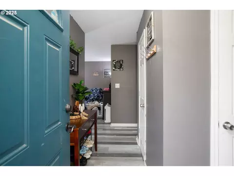 Entry Way - 663 E 4th Ave, Riddle, OR 97469 photo 1 of 2