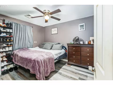 Bedroom - 663 E 4th Ave, Riddle, OR 97469 photo 8 of 10