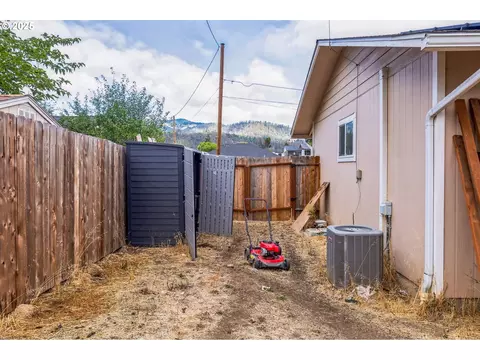 Exterior - 663 E 4th Ave, Riddle, OR 97469 photo 2 of 8
