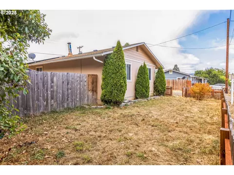 Exterior - 663 E 4th Ave, Riddle, OR 97469 photo 6 of 8
