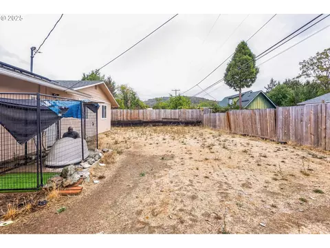 Exterior - 663 E 4th Ave, Riddle, OR 97469 photo 1 of 8