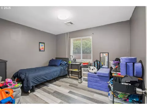 Bedroom - 663 E 4th Ave, Riddle, OR 97469 photo 1 of 10