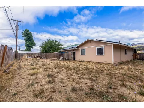 Exterior - 663 E 4th Ave, Riddle, OR 97469 photo 3 of 8