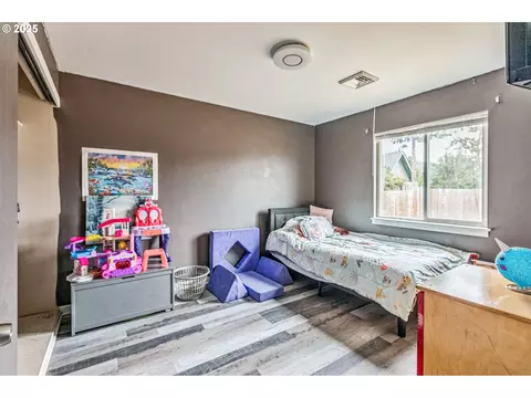Bedroom - 663 E 4th Ave, Riddle, OR 97469 photo 6 of 10