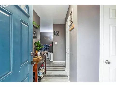 Entry Way - 663 E 4th Ave, Riddle, OR 97469 photo 2 of 2