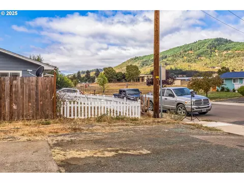 Exterior - 663 E 4th Ave, Riddle, OR 97469 photo 8 of 8
