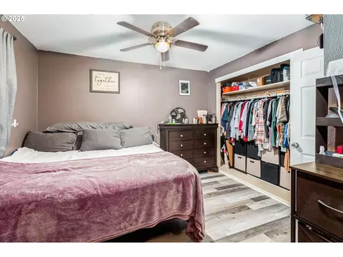 Bedroom - 663 E 4th Ave, Riddle, OR 97469 photo 9 of 10
